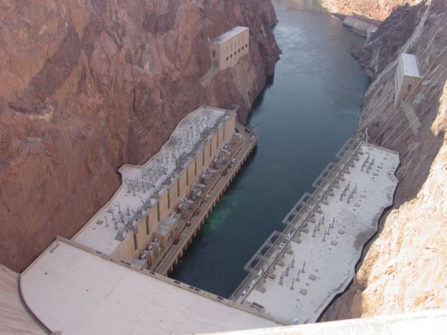 powerplantsatthebaseofthedam.jpg